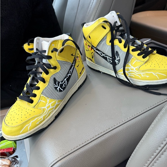 Nike swoosh big kids size 7 pikachu sneakers - Picture 7 of 9